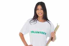 有吸引力的女人穿志愿者T恤持有剪贴板