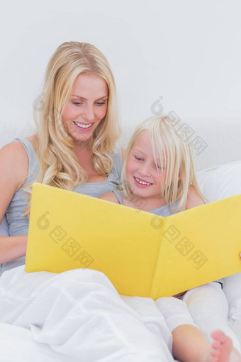 妈妈。阅读故事可爱的女儿