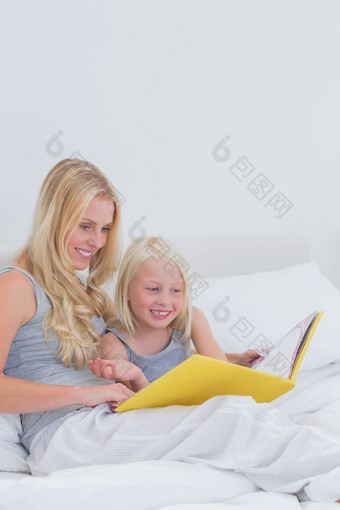 快乐的妈妈。女儿阅读故事