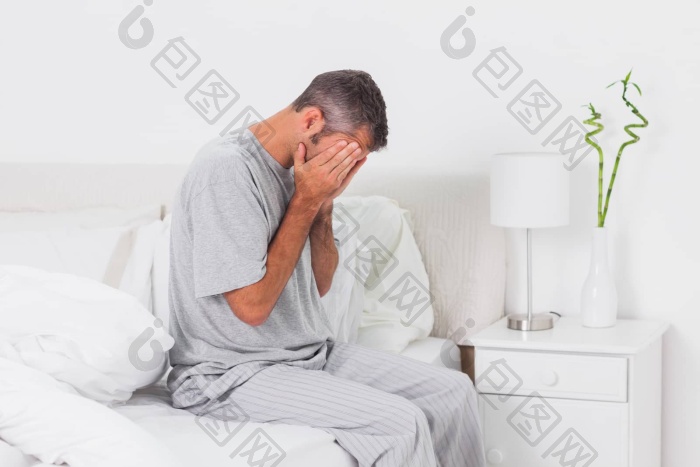 心里难受的男人持有头图片-包图网企业站
