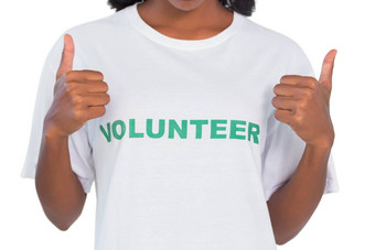 女人穿志愿者T恤给拇指