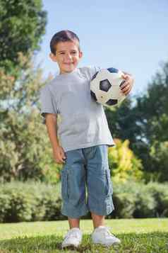 年轻的男孩持有足球