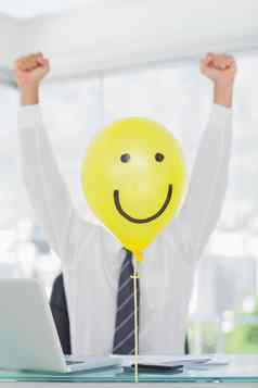 黄色的气球快乐脸隐藏快乐的商人脸