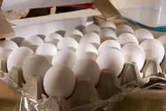 白色鸡蛋盒子站表格厨房