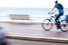 伟大的城市运动模糊骑自行车的人