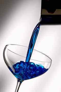 对于蓝色的液体