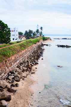 海海岸高墙白色灯塔