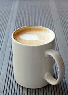 热咖啡杯木表格