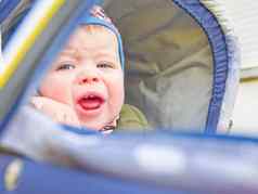 高加索人婴儿男孩哭婴儿车
