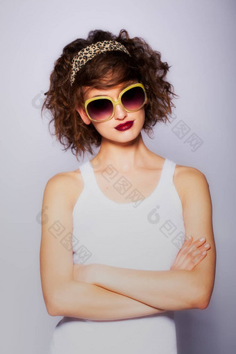 快<strong>乐运动</strong>型美丽的年轻的女人穿太阳镜