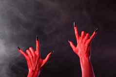 红色的魔鬼手显示重金属手势