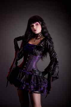 浪漫的哥特女孩紫色的黑色的哥特万圣节装