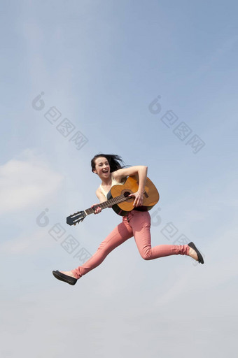 女人跳吉他