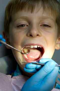 男孩医生牙科手术