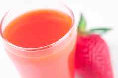 草莓玻璃草莓汁孤立的白色