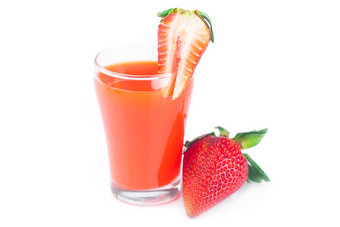 草莓玻璃草莓汁孤立的白色