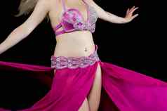 美舞者摆姿势传统的粉红色的服装