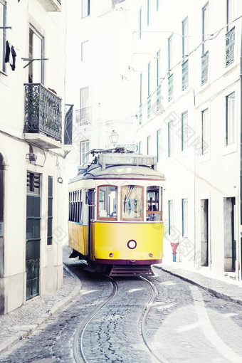 黄色的古老的有轨电车街道里斯本葡萄牙
