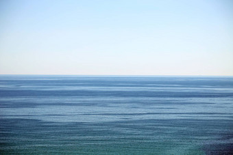 平静海蓝色的清晰的天空