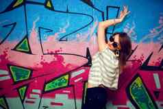 时尚的女孩跳舞构成涂鸦墙