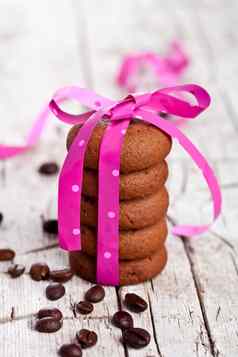 堆栈巧克力饼干系粉红色的丝带咖啡豆