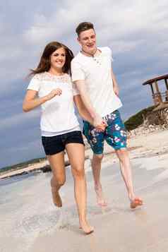快乐年轻的夫妇海滩夏天假期爱