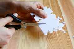 剪刀减少纸雪花形状