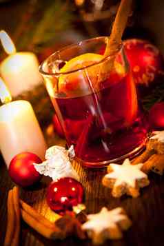 热美味的辣的加香料的热红色的酒橙色肉桂圣诞节
