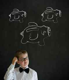 年轻的业务男孩飞行钱小猪银行粉笔黑板上背景