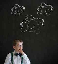 年轻的业务男孩思考飞行钱小猪银行粉笔黑板上背景