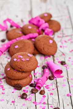 新鲜的巧克力饼干咖啡豆子粉红色的丝带五彩纸屑