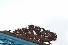 婆罗洲传统的部落雕刻屋顶前建筑