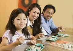 家庭吃寿司肖像