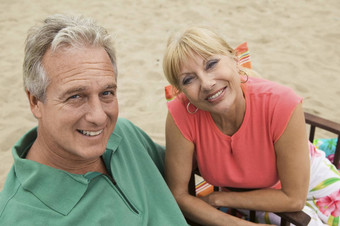 特写镜头肖像微笑中间岁的夫妇海滩