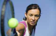 女网球球员打球关闭球拍焦点球员
