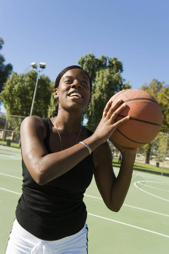 快乐非洲美国女人篮子球法院