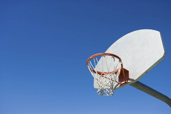 低角视图<strong>篮球</strong>希望蓝色的天空
