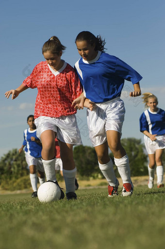 十几岁的女孩玩<strong>足球</strong>场天空