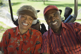 肖像快乐非洲美国夫妇高尔夫球车