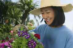 快乐亚洲女园丁工作花园