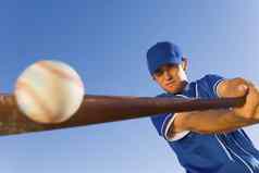 棒球球员打球蝙蝠清晰的蓝色的天空