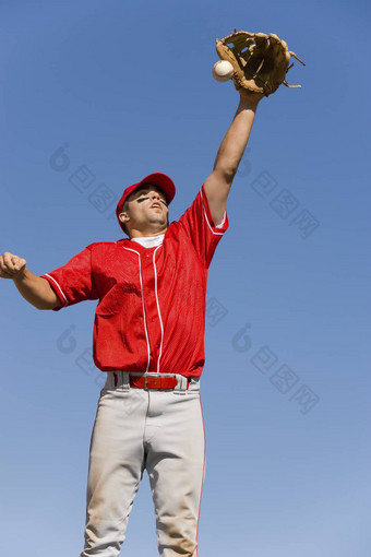 <strong>棒球</strong>球员抓球清晰的天空