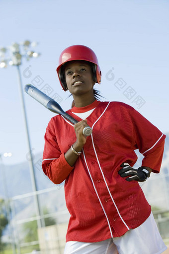 年轻的非洲美国女人持有棒球蝙蝠手臀部