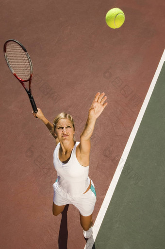升高视图女网球球员服务球法院