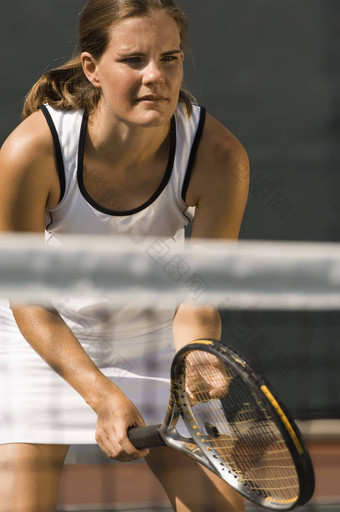女网球球员球拍等待服务