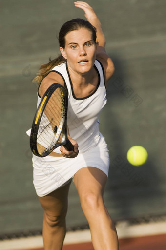运动女<strong>网球</strong>球员运行之前拍摄<strong>网球</strong>法院