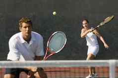 混合双打球员打网球球合作伙伴站网