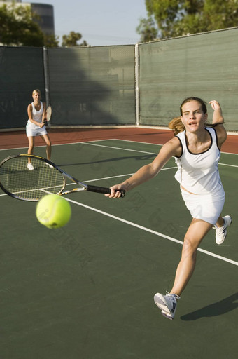 女<strong>网球</strong>球员打拍摄合作伙伴站背景