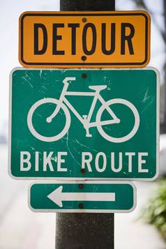自行车路线标志箭头显示方向