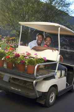 快乐非洲美国夫妇高尔夫球车植物花园